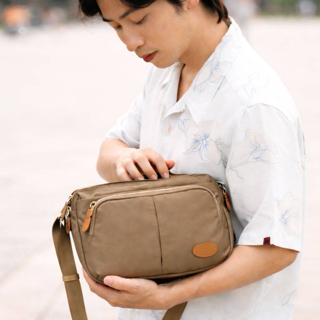 [新色]日系職人質感緞面斜背包-拿鐵色(2960)