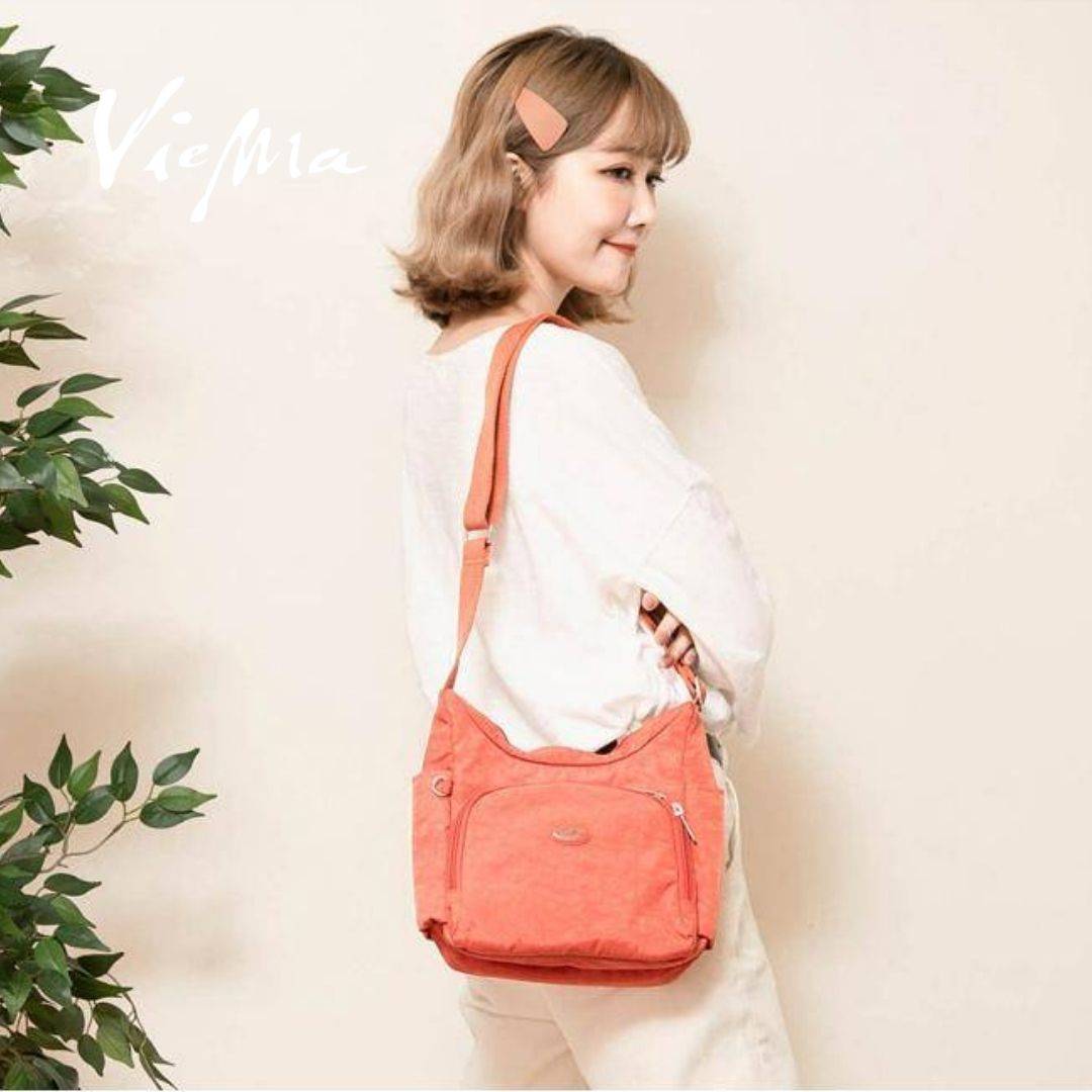 日系休閒時尚郵差牛角斜背包(1684L)