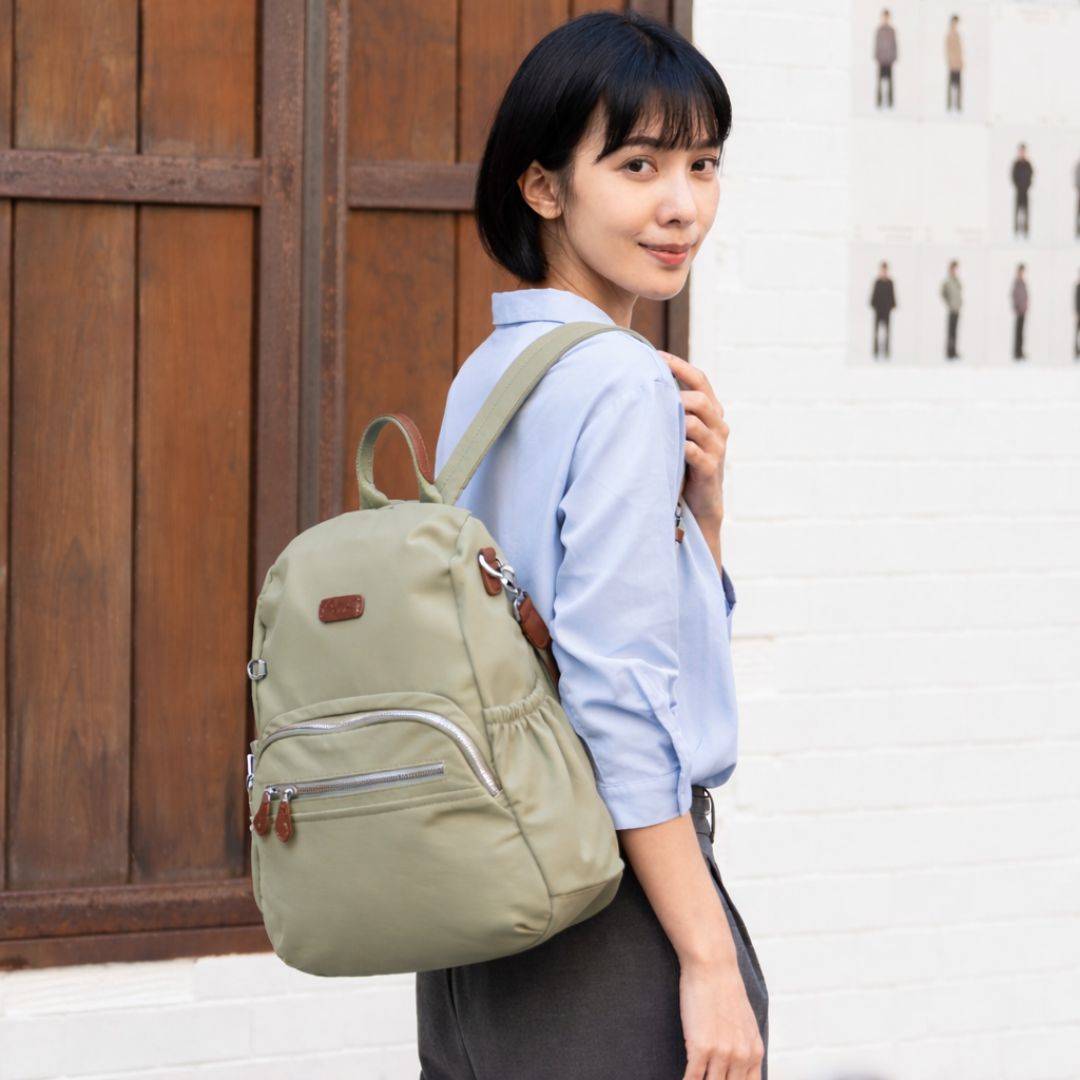[新色上架]法式香頌獨家後開式防盜兩用後背包-鼠尾草綠(6029)