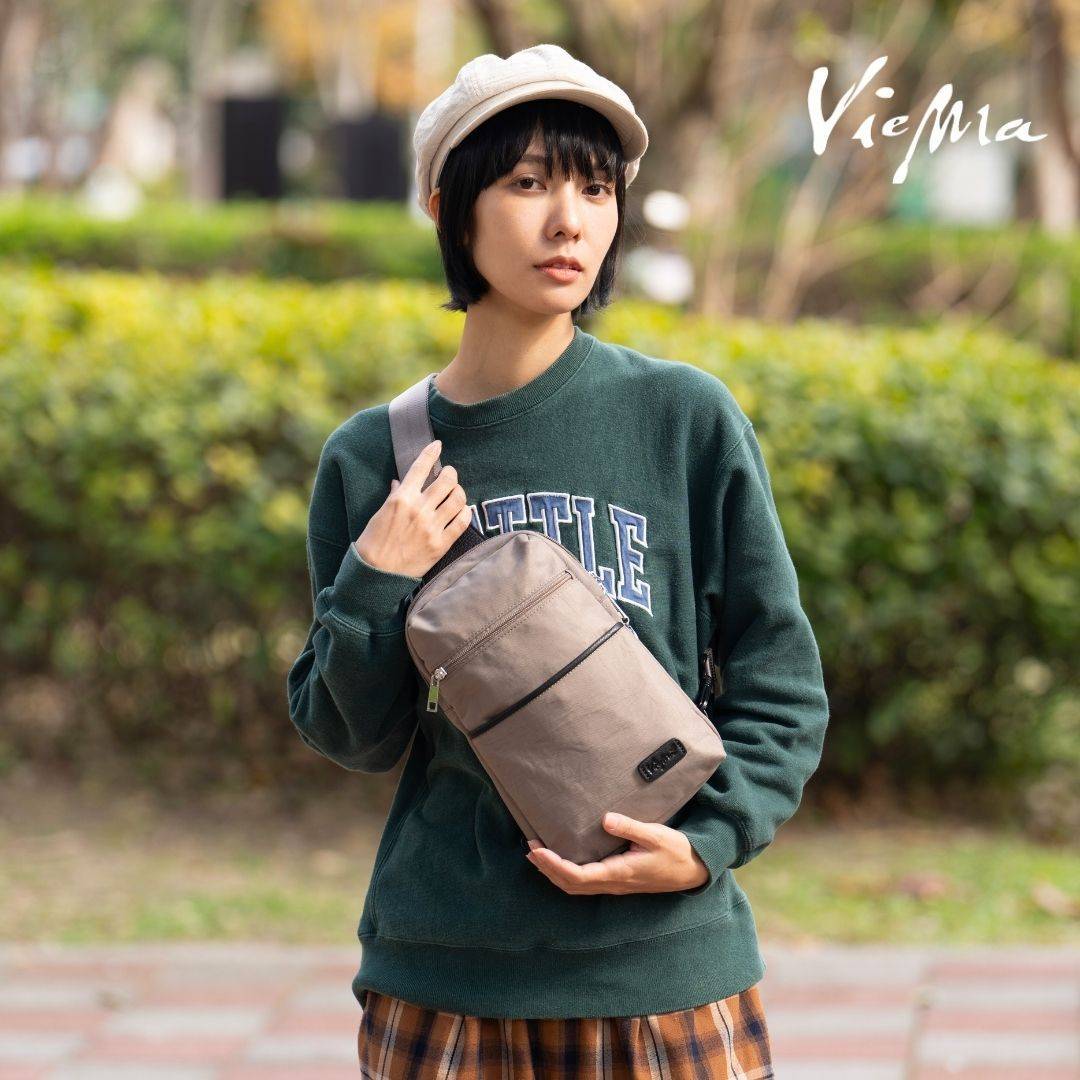 日系質感尼龍斜跨包胸包-卡其色(6024)