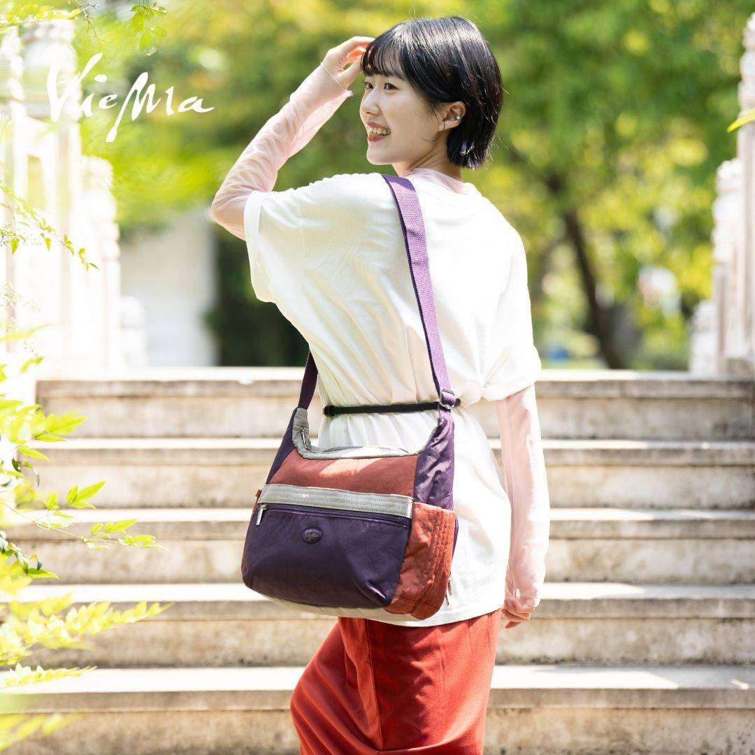 【新色上架】日系休閒千層牛角斜背包-深紫配繡紅6070L