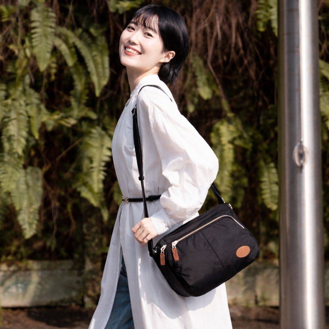 日系職人質感尼龍緞面斜背包-時尚黑(2960)
